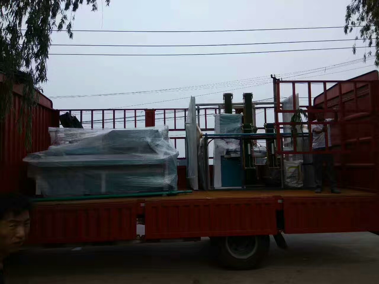 貴州畢節(jié)卯總的壓花衛(wèi)生紙復(fù)卷機(jī)已發(fā)貨