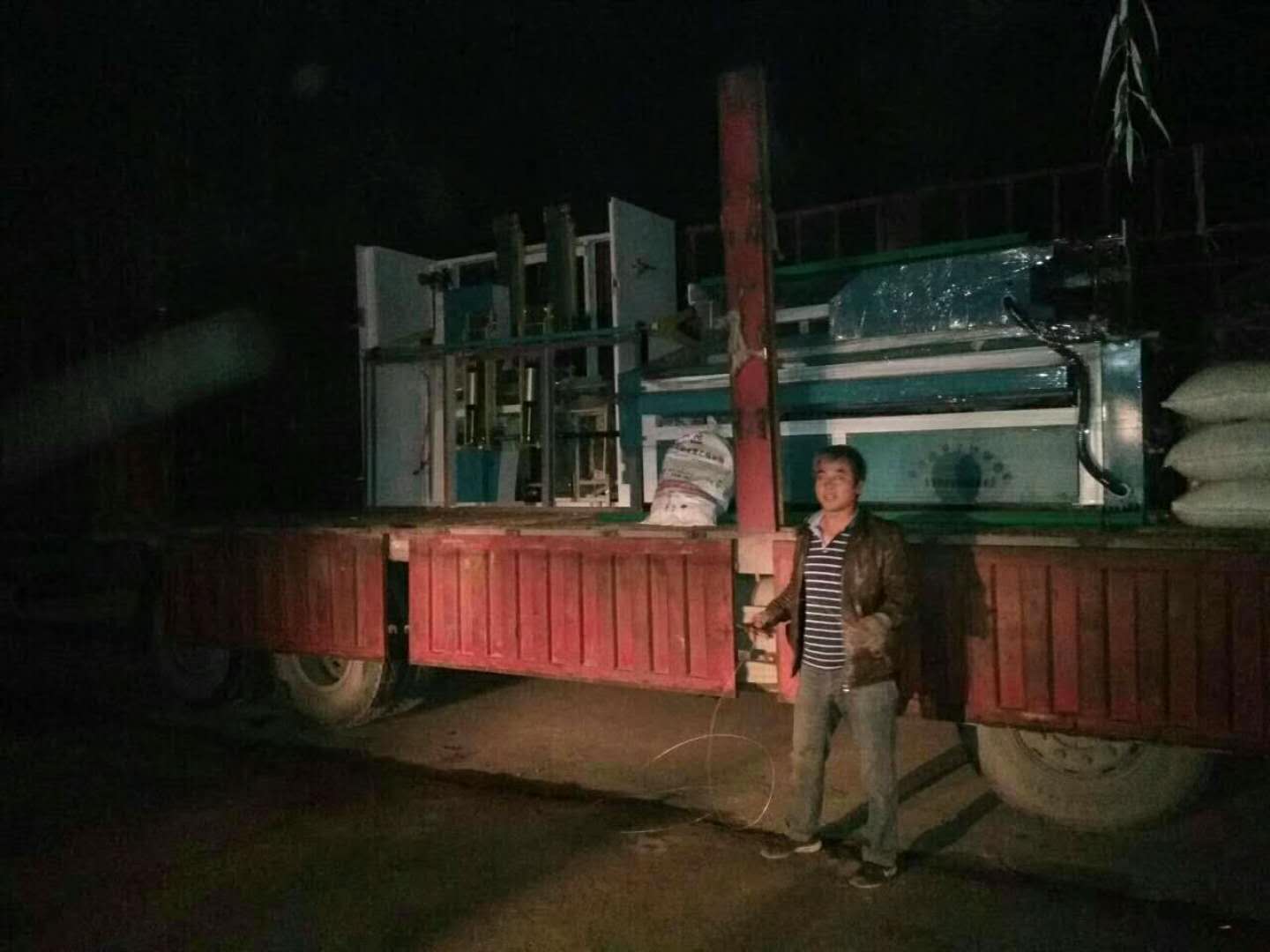 河南商丘衛(wèi)生紙加工設(shè)備和餐巾紙機發(fā)貨